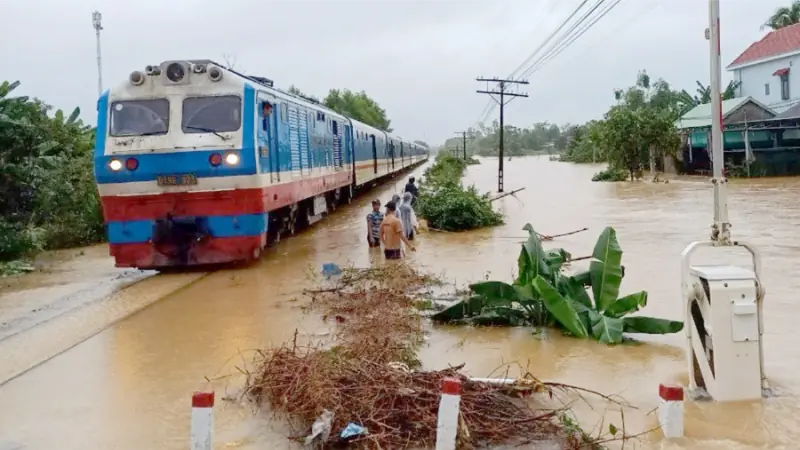 Đường sắt ngừng chạy nhiều chuyến tàu do mưa lũ